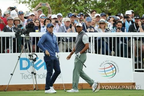 동반 플레이하는 매킬로이와 타이거 우즈. AFP=연합뉴스